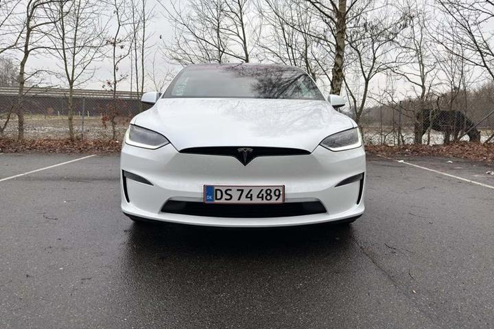 Hvid Tesla Model X fra 2024