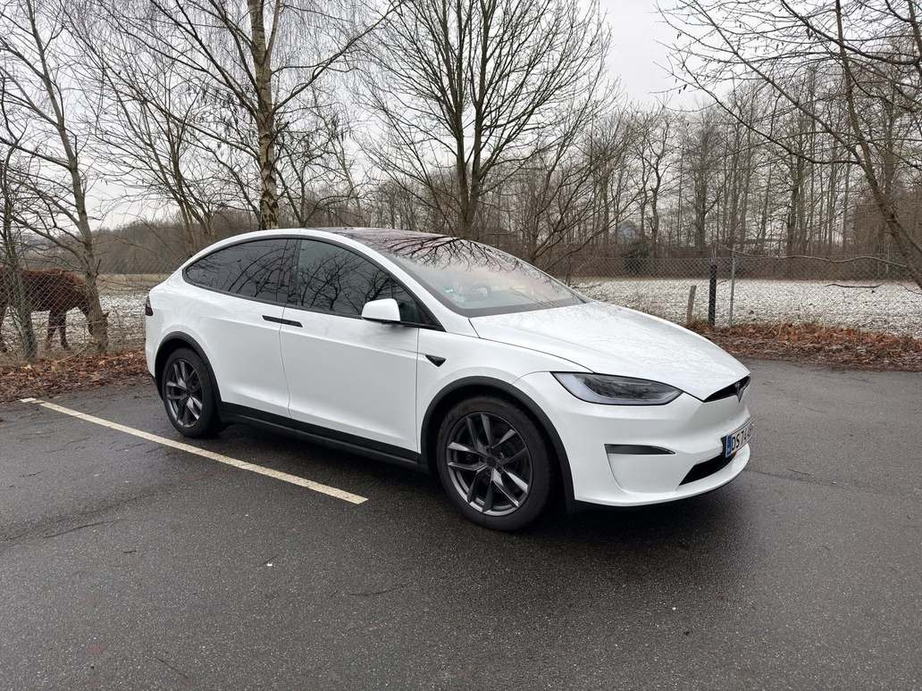 Hvid Tesla Model X fra 2024