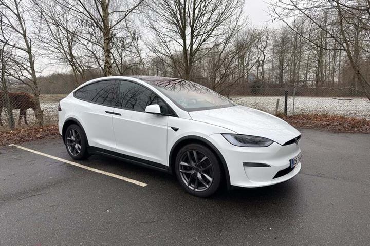 Hvid Tesla Model X fra 2024
