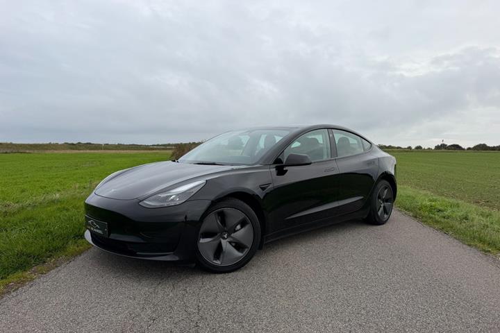 Sort Tesla Model 3 fra 2022