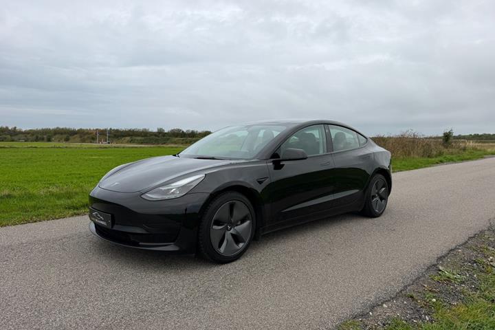 Sort Tesla Model 3 fra 2022