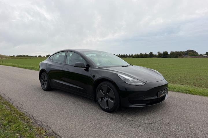 Sort Tesla Model 3 fra 2022