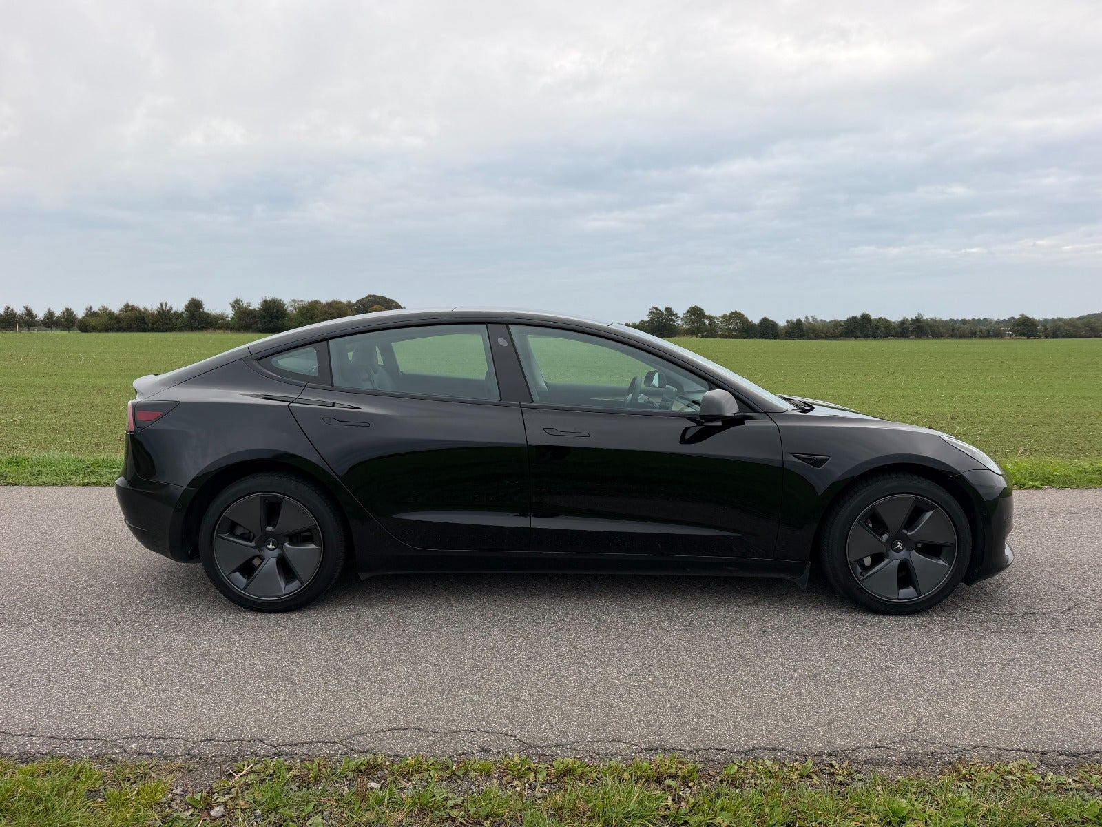 Sort Tesla Model 3 fra 2022