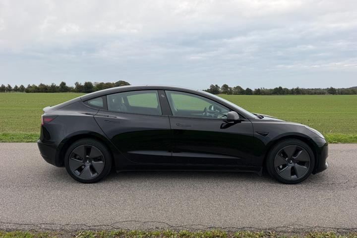 Sort Tesla Model 3 fra 2022