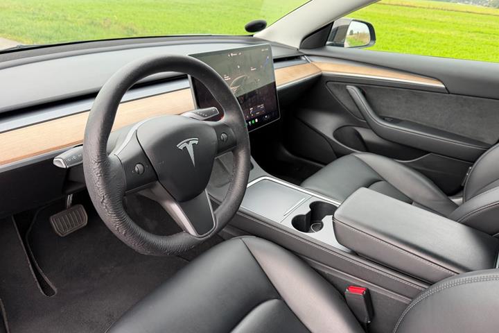Sort Tesla Model 3 fra 2022