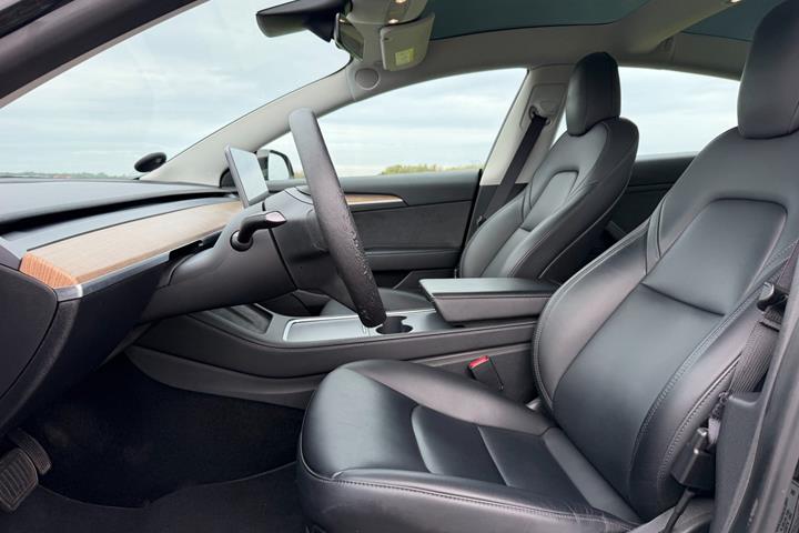 Sort Tesla Model 3 fra 2022
