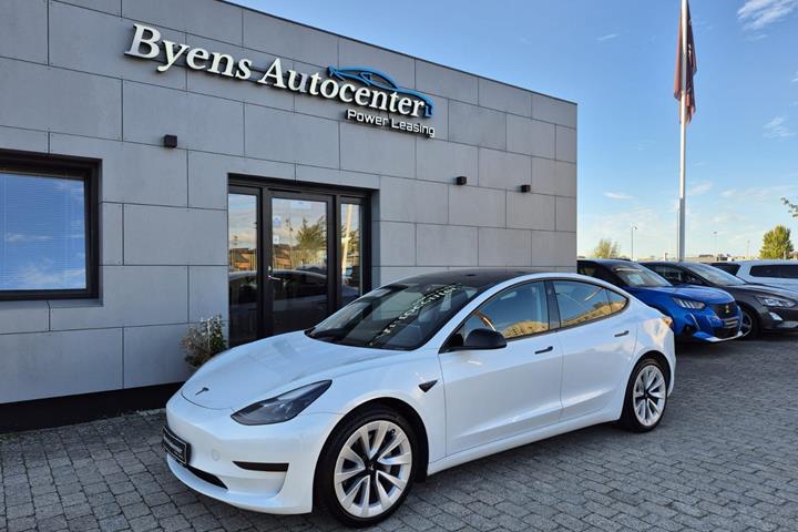 Hvid Tesla Model 3 fra 2023