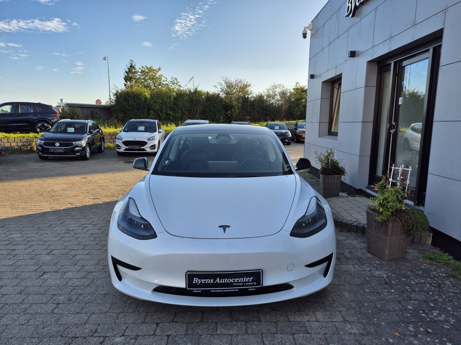 Hvid Tesla Model 3 fra 2023