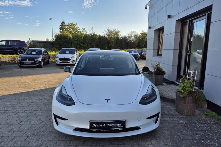 Hvid Tesla Model 3 fra 2023