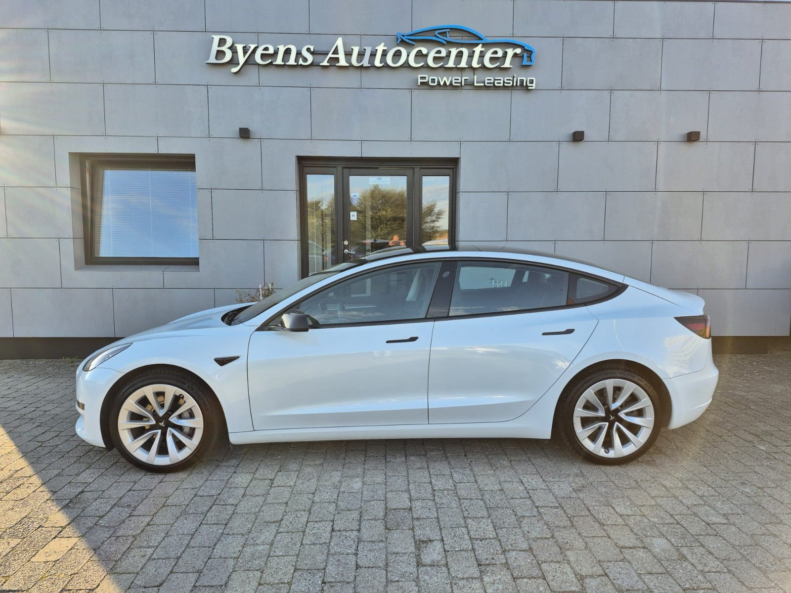 Hvid Tesla Model 3 fra 2023