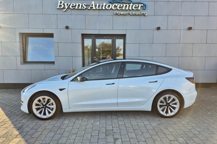 Hvid Tesla Model 3 fra 2023