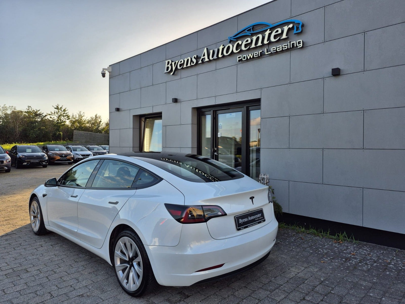 Hvid Tesla Model 3 fra 2023