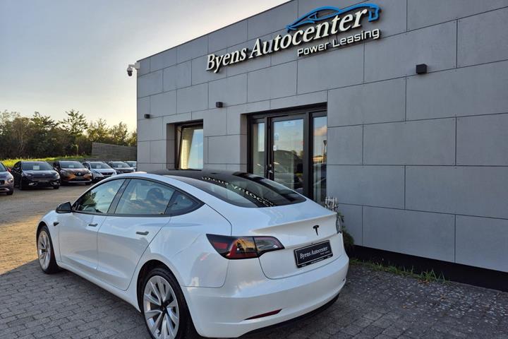 Hvid Tesla Model 3 fra 2023