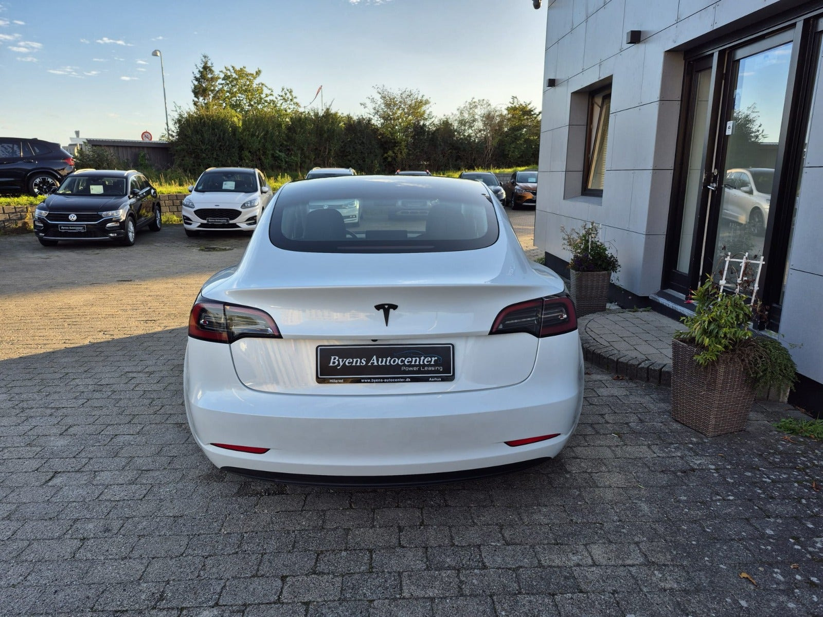 Hvid Tesla Model 3 fra 2023