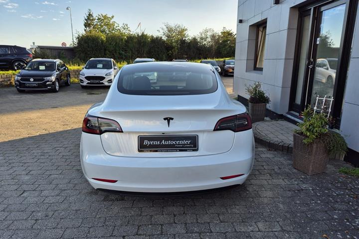 Hvid Tesla Model 3 fra 2023