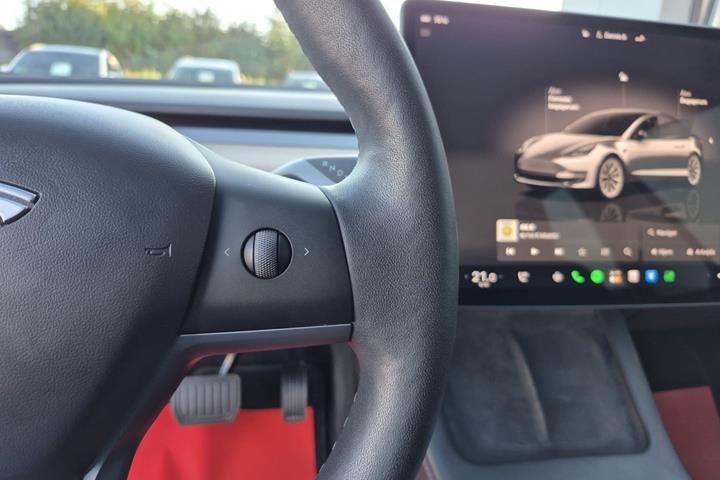 Hvid Tesla Model 3 fra 2023