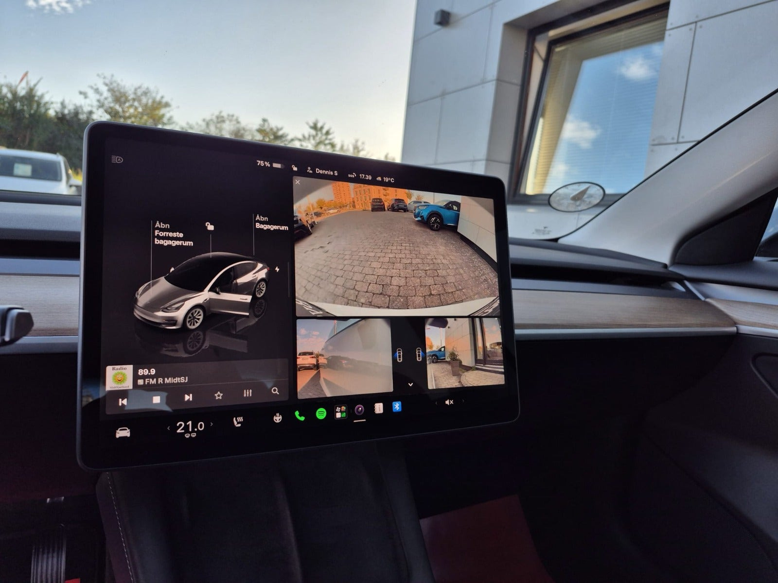 Hvid Tesla Model 3 fra 2023