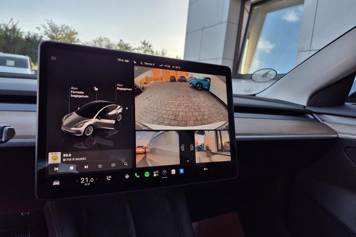Hvid Tesla Model 3 fra 2023