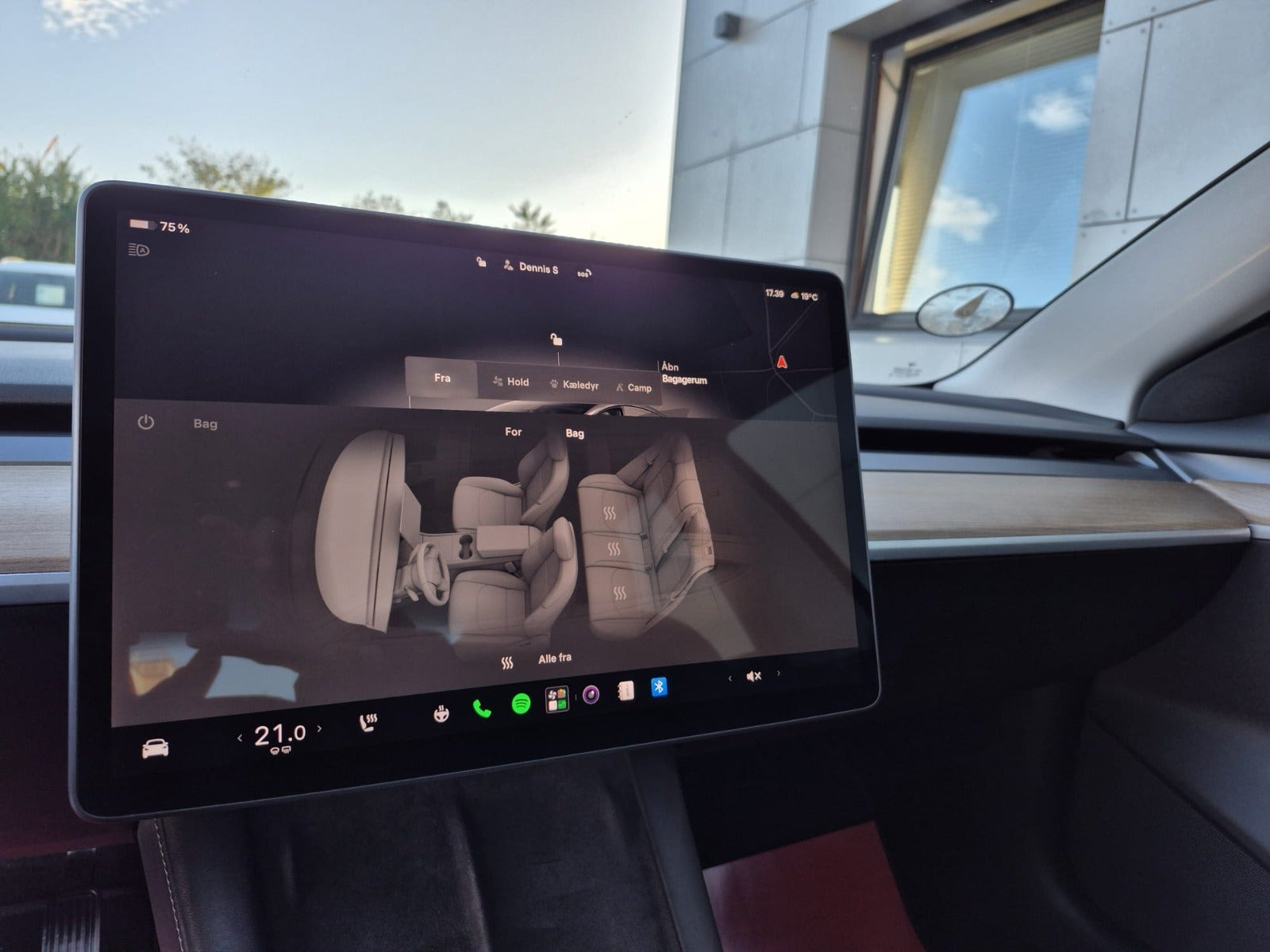 Hvid Tesla Model 3 fra 2023