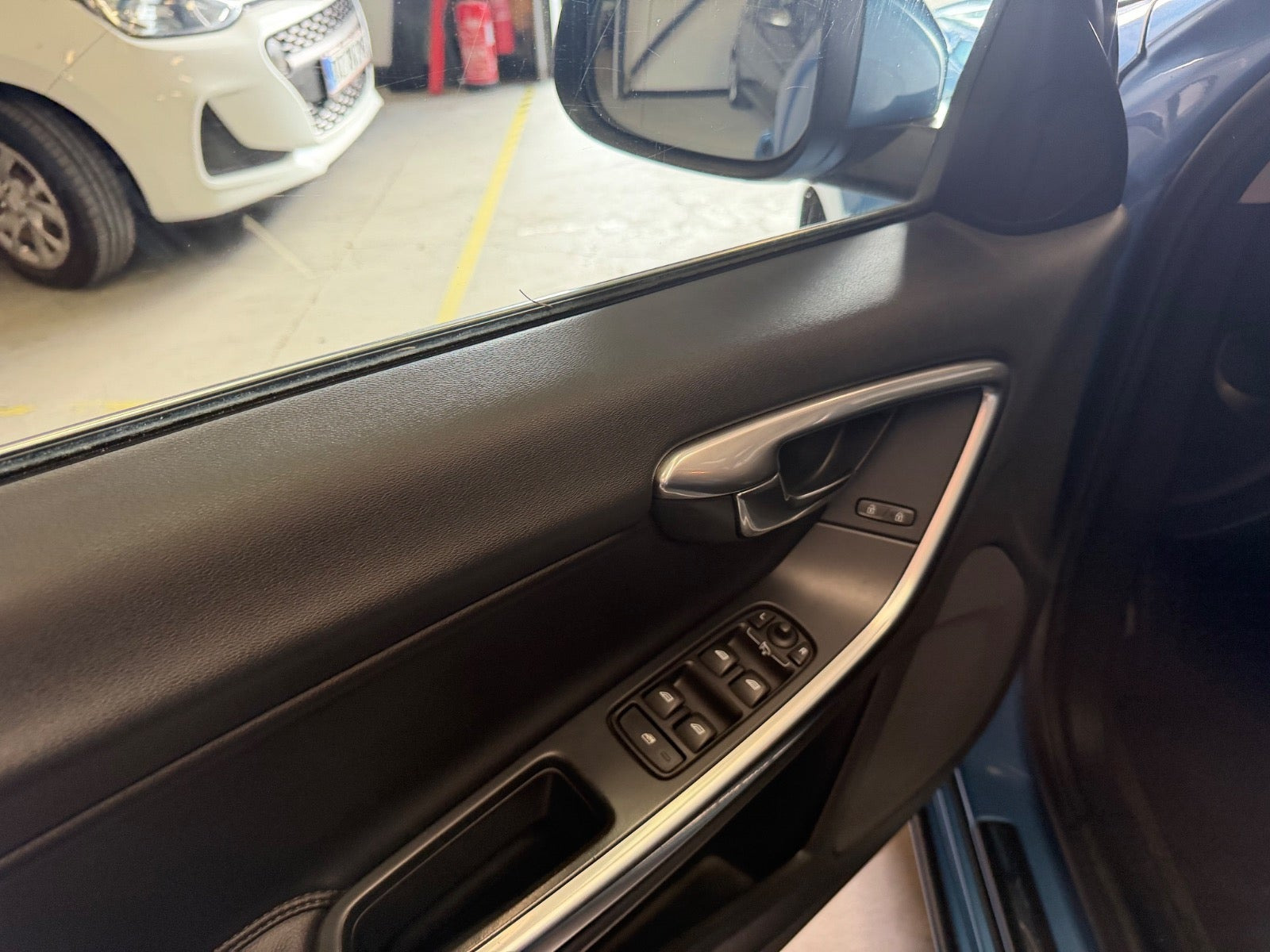 Blå Volvo V60 fra 2016