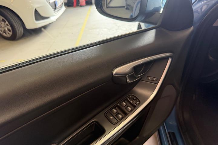 Blå Volvo V60 fra 2016