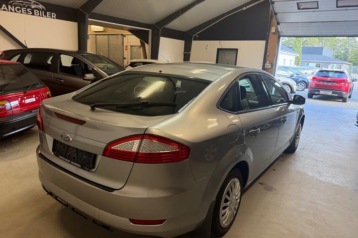 Sølv Ford Mondeo fra 2007