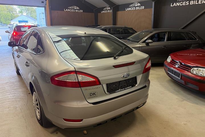 Sølv Ford Mondeo fra 2007