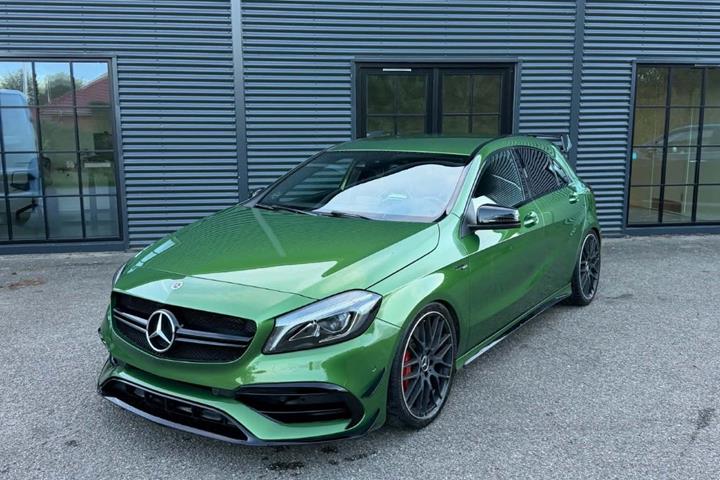 Grøn Mercedes A45 fra 2016