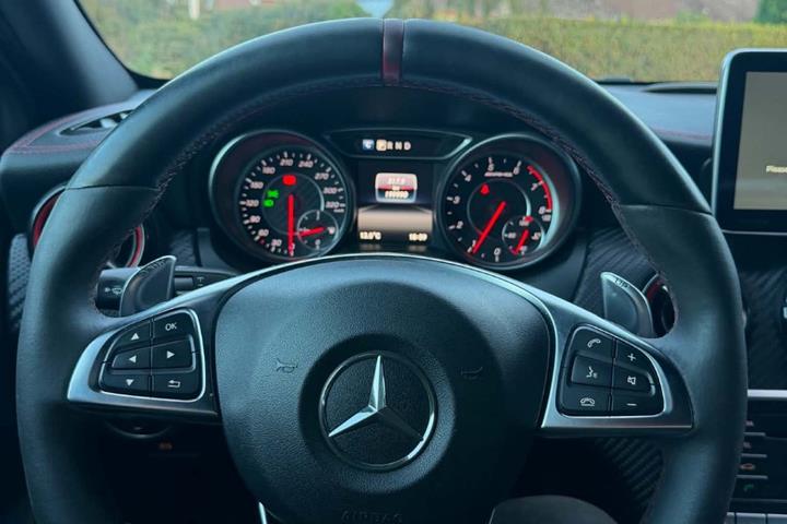 Grøn Mercedes A45 fra 2016