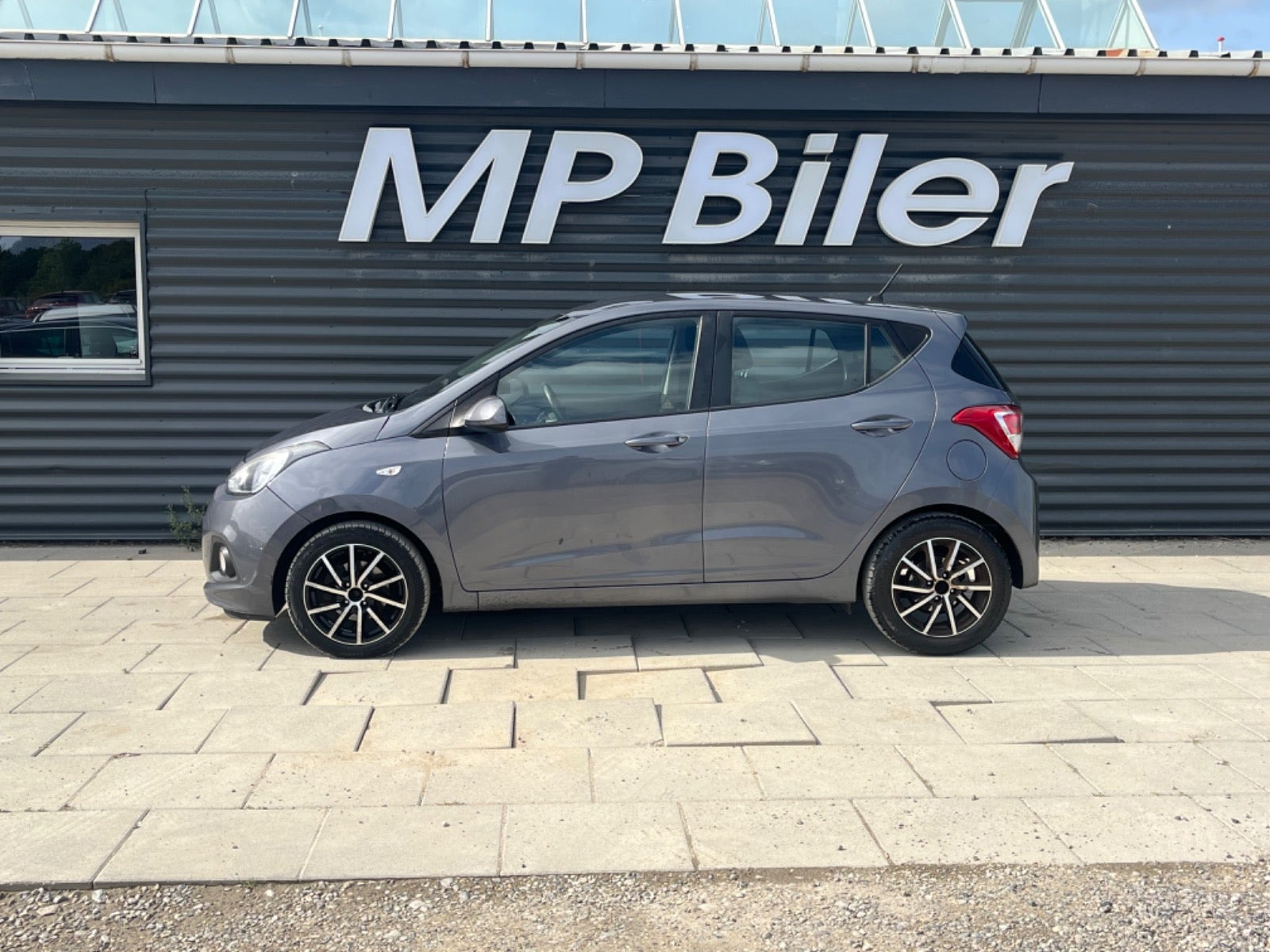 Grå Hyundai i10 fra 2014