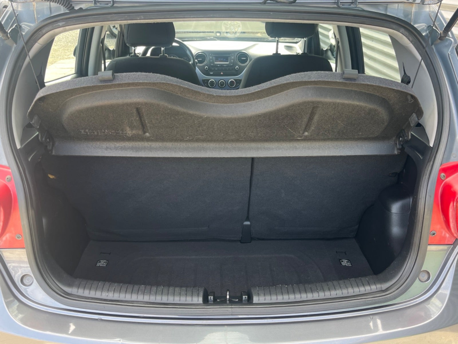 Grå Hyundai i10 fra 2014
