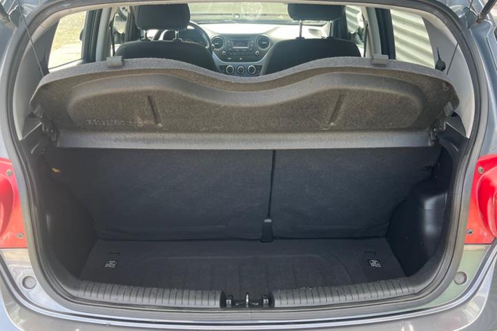 Grå Hyundai i10 fra 2014