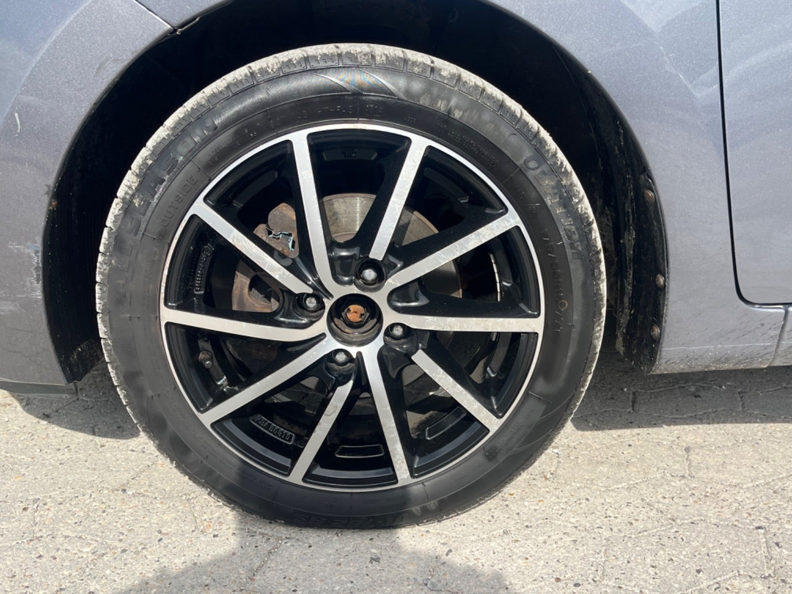 Grå Hyundai i10 fra 2014