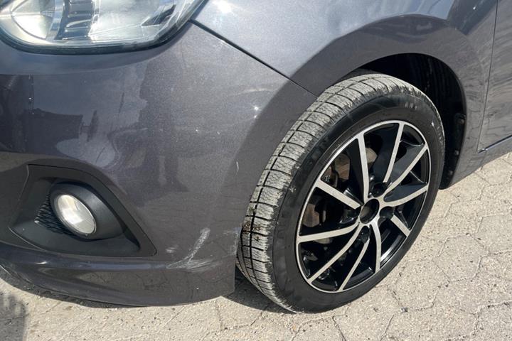 Grå Hyundai i10 fra 2014