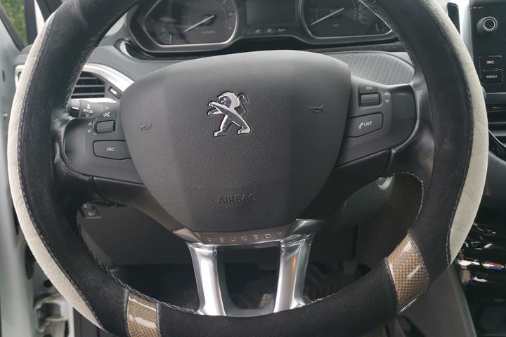 Hvid Peugeot 2008 fra 2017