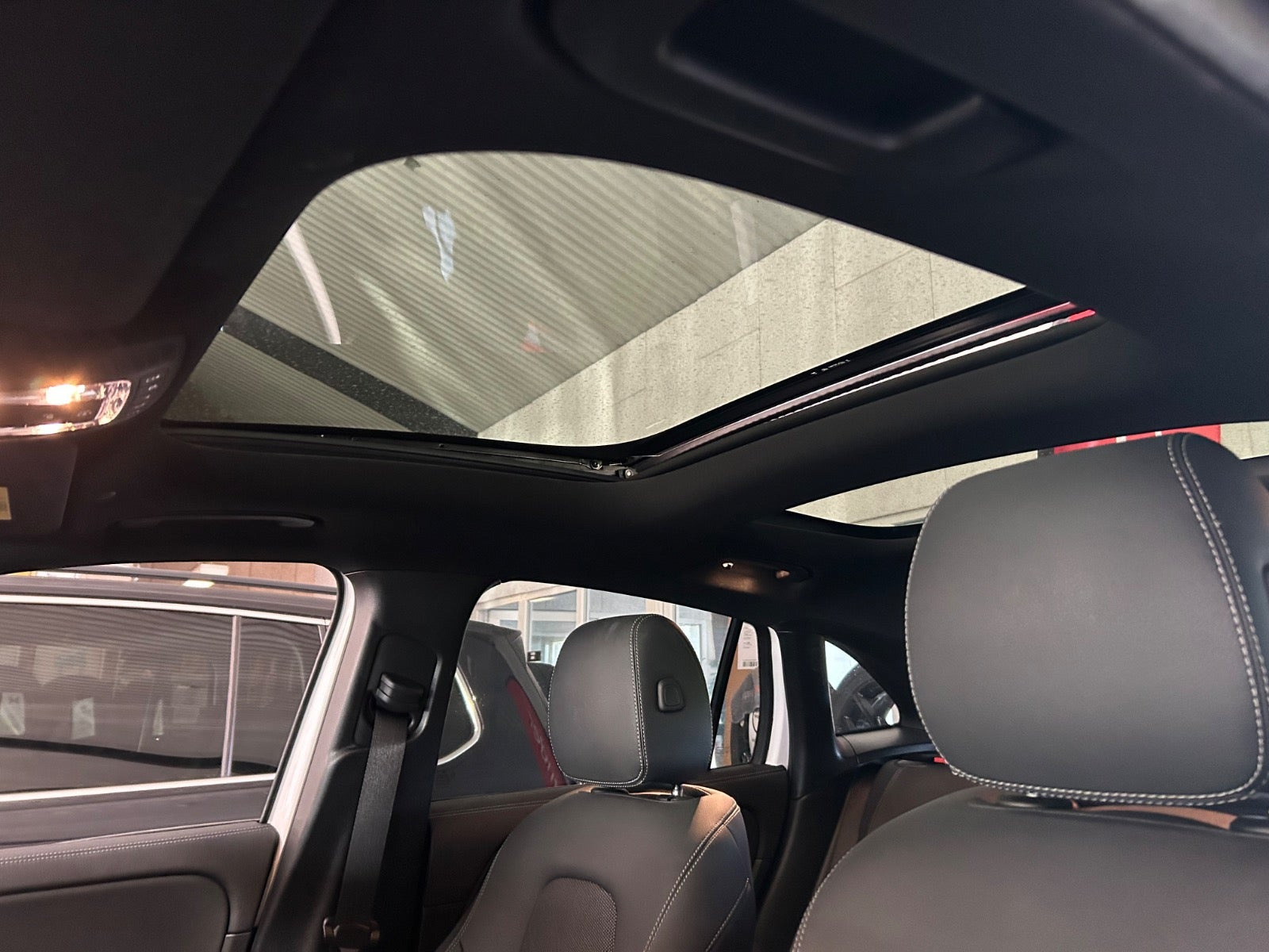Hvid Mercedes EQA250 fra 2023