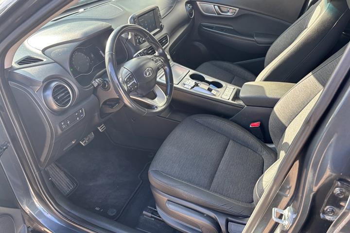 Grå Hyundai Kona fra 2020