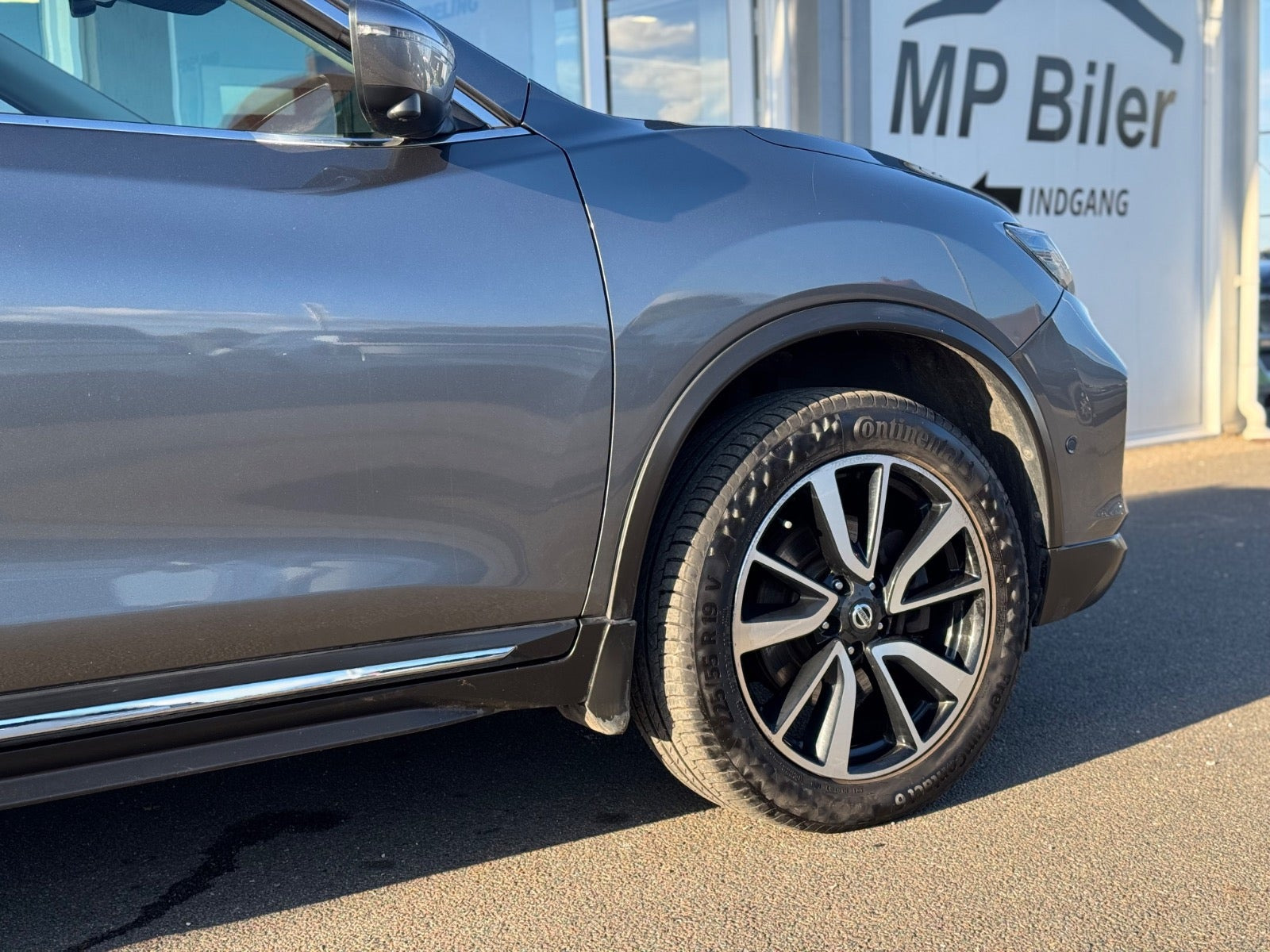 Grå Nissan X-Trail fra 2020