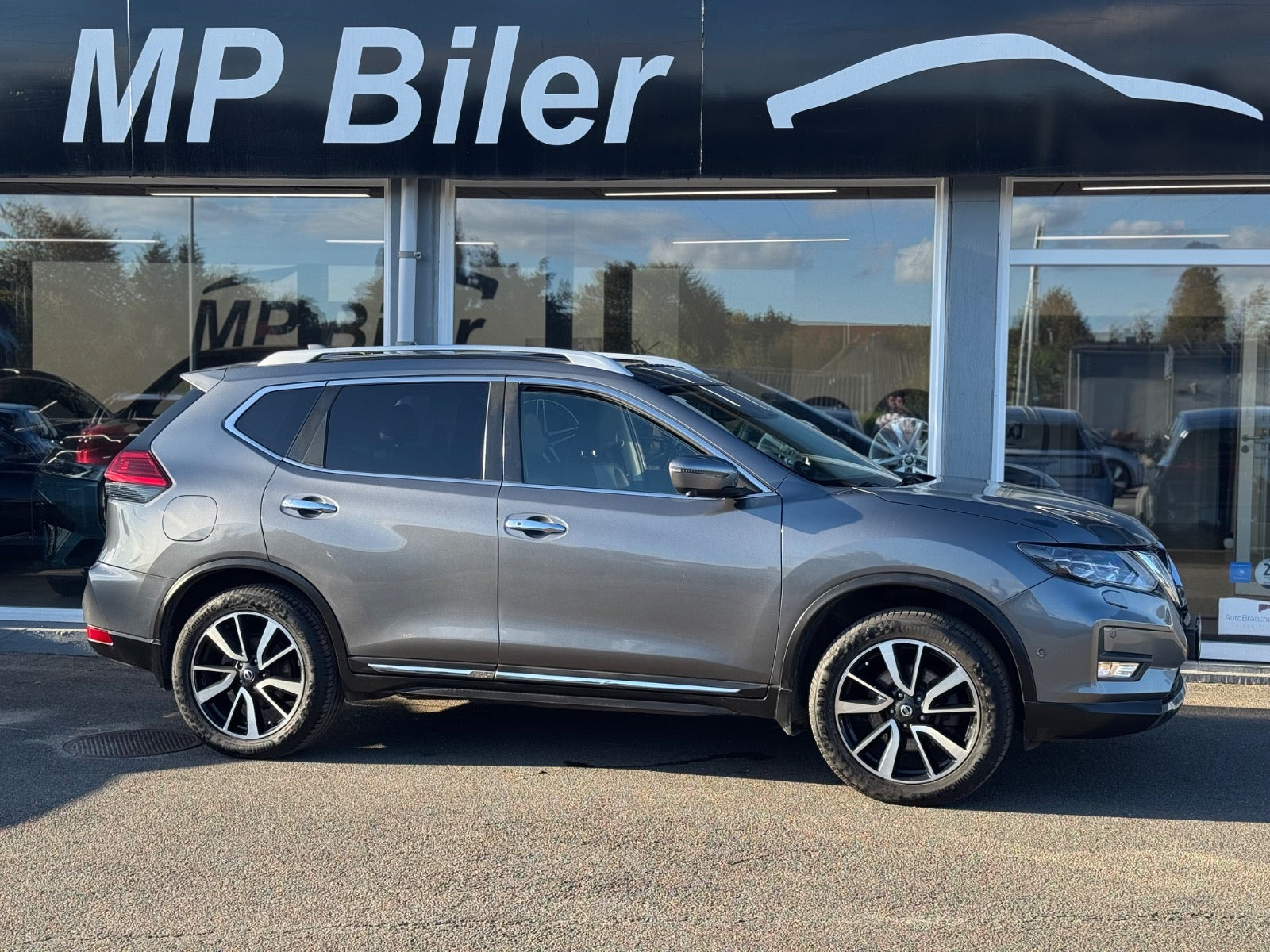 Grå Nissan X-Trail fra 2020
