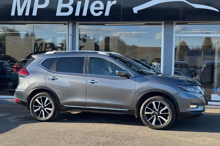Grå Nissan X-Trail fra 2020