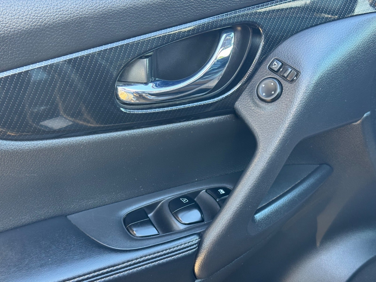 Grå Nissan X-Trail fra 2020