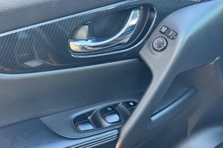 Grå Nissan X-Trail fra 2020