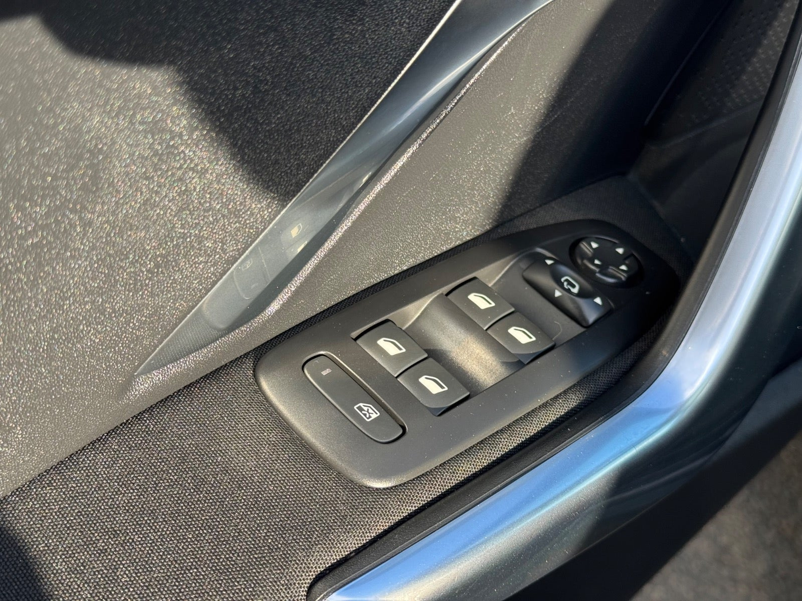 Sort Peugeot 2008 fra 2019
