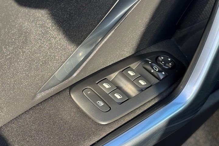 Sort Peugeot 2008 fra 2019