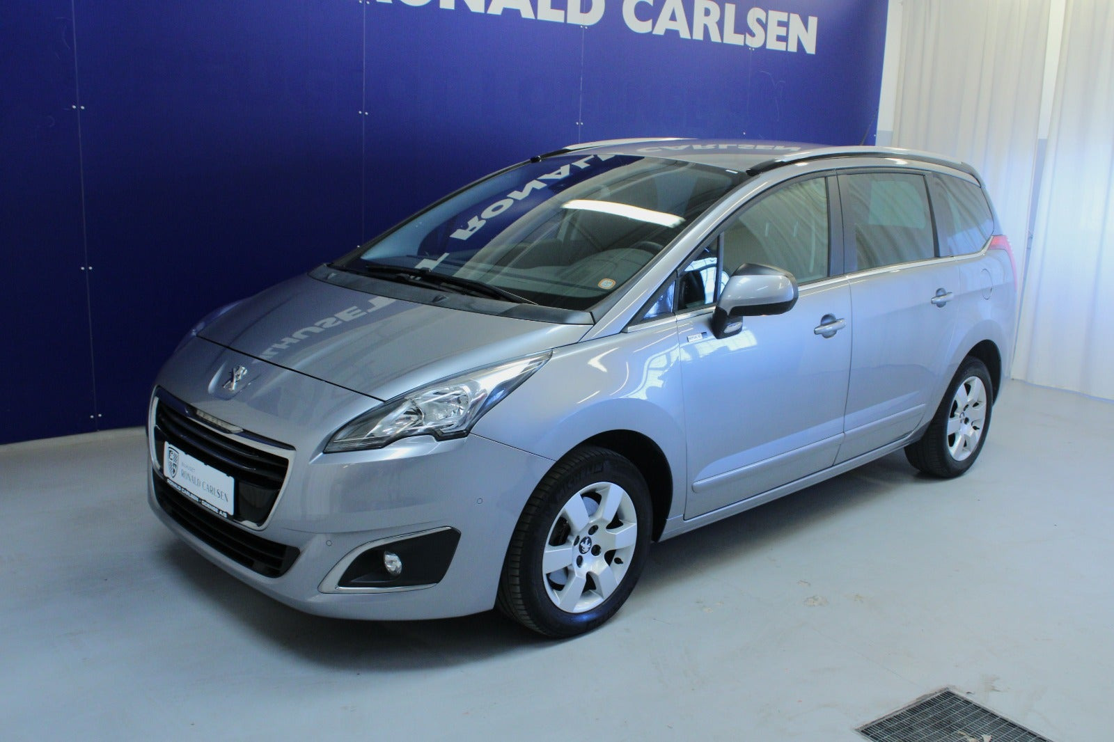 Sølv Peugeot 5008 fra 2016