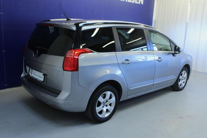 Sølv Peugeot 5008 fra 2016