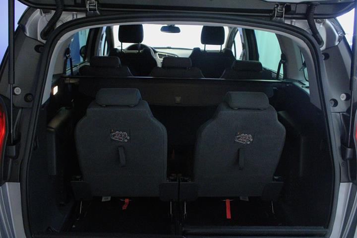 Sølv Peugeot 5008 fra 2016