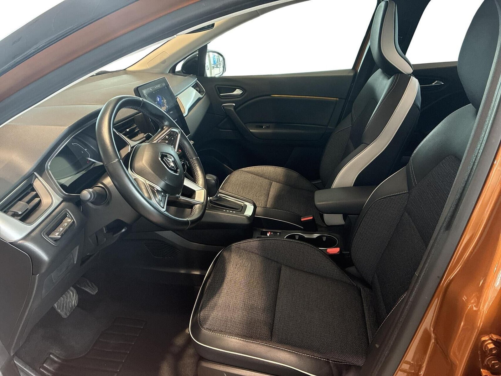Orange Renault Captur fra 2023