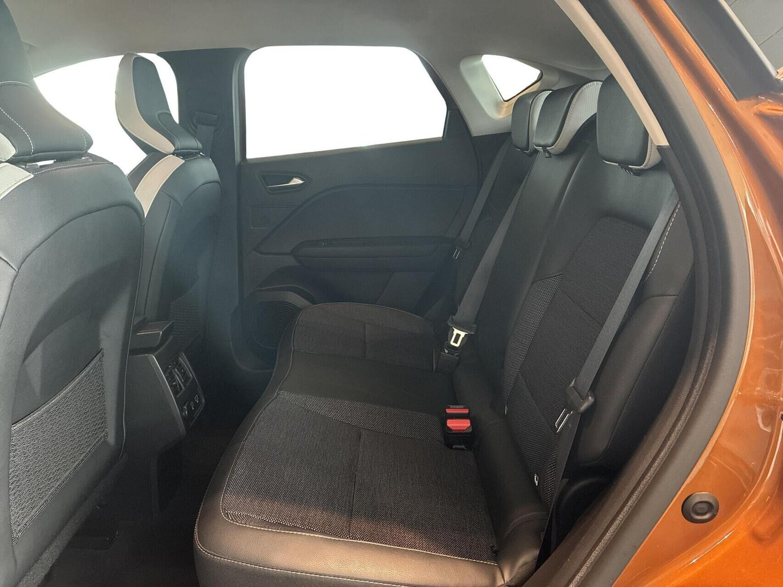Orange Renault Captur fra 2023