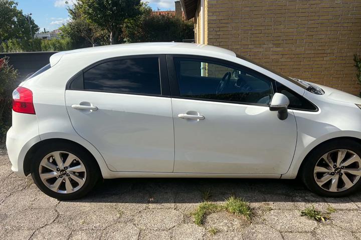 Hvid Kia Rio fra 2015